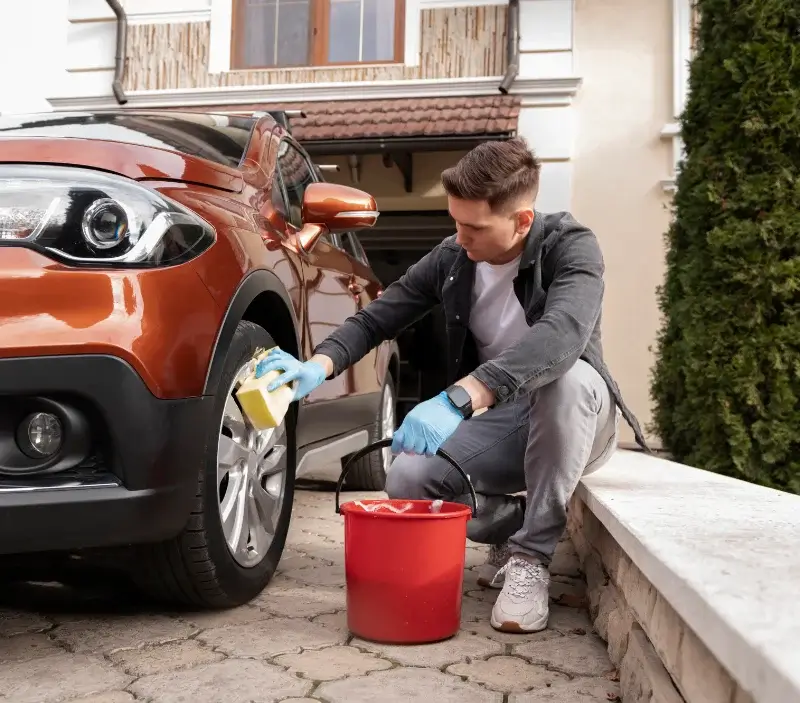 Lavage auto à domicile Marsolan : professionnel intervenant sur un véhicule